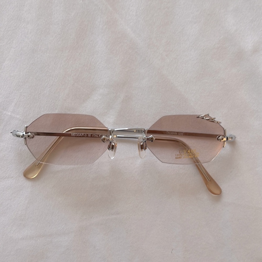 Y2K sunglasses with pierced glass